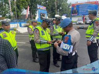 Sat Lantas Polresta Deli Serdang Gaungkan Keselamatan Jalan dengan bagikan Stiker dan Brosur di Tengah Operasi Patuh Toba 2025